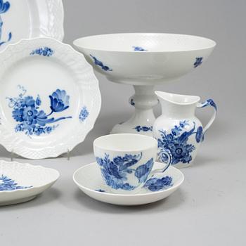 A 30 pcs porcelain coffee service from Royal Copenhagen.