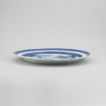 A large blue and white serving dish, Qing dynasty, 19th century.