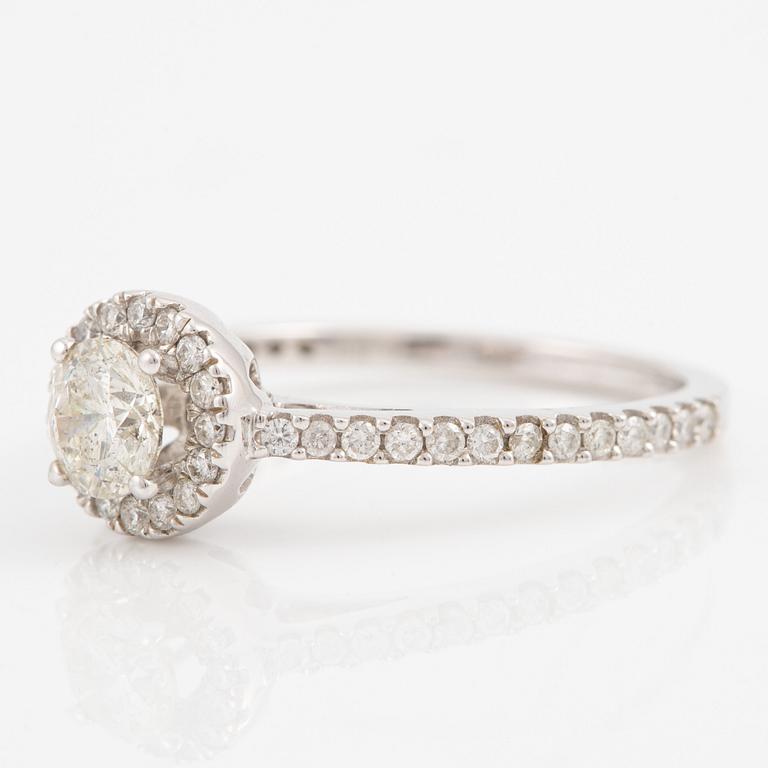 Ring, 14K white gold with brilliant-cut diamonds.