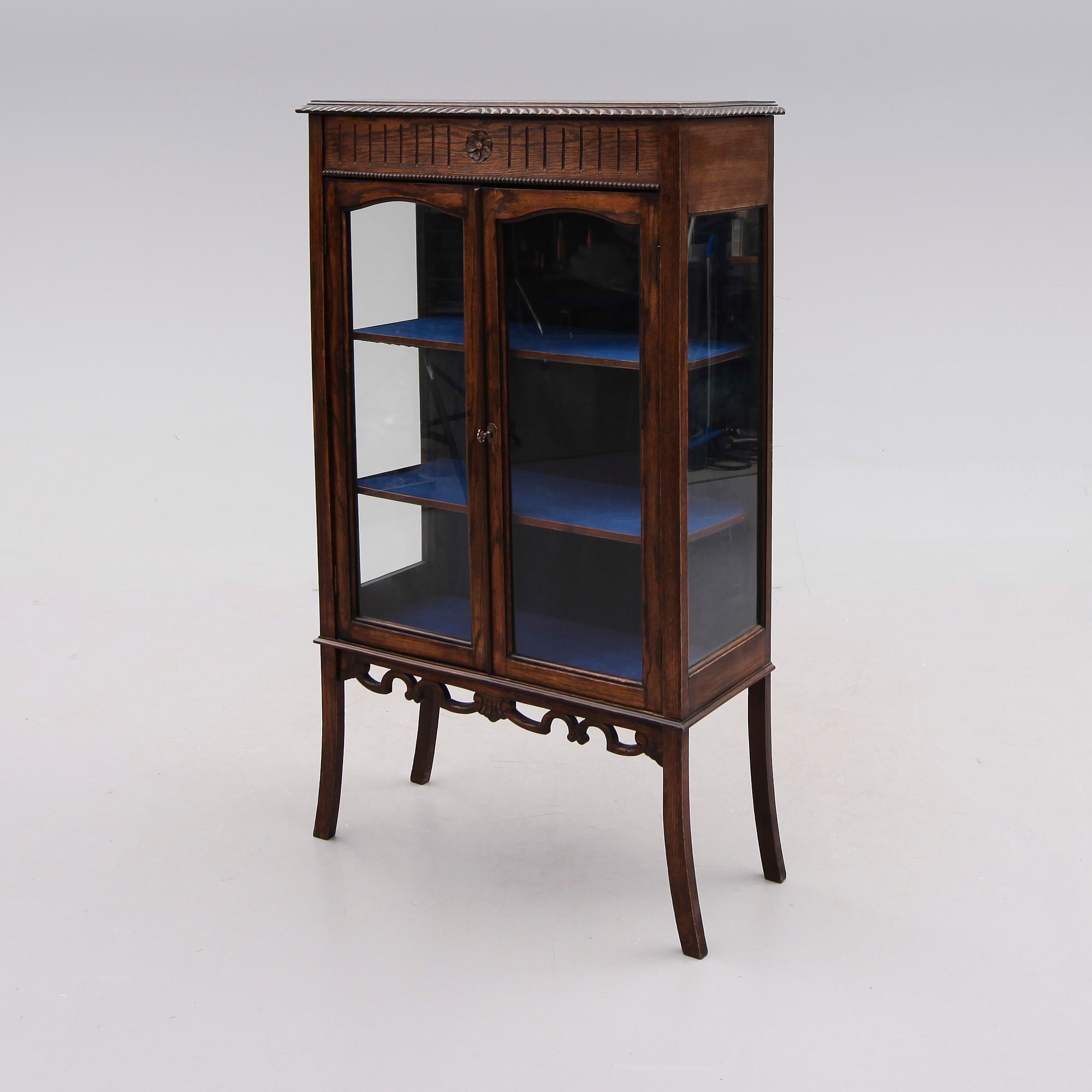 VITRINSKÅP, 1900-talets första hälft.