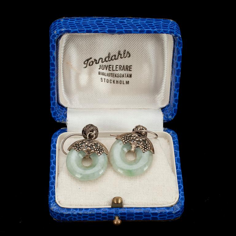 ÖRHÄNGEN, ett par, jadeit och silver, 1900-talets slut.