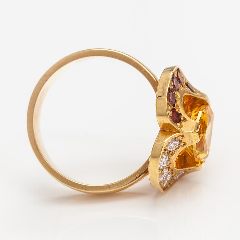 An 18K gold ring "Karin Månsdotter" with citrines and diamonds ca 0.26 ct in total. Ofelia Jewelry, Helsinki 1998.