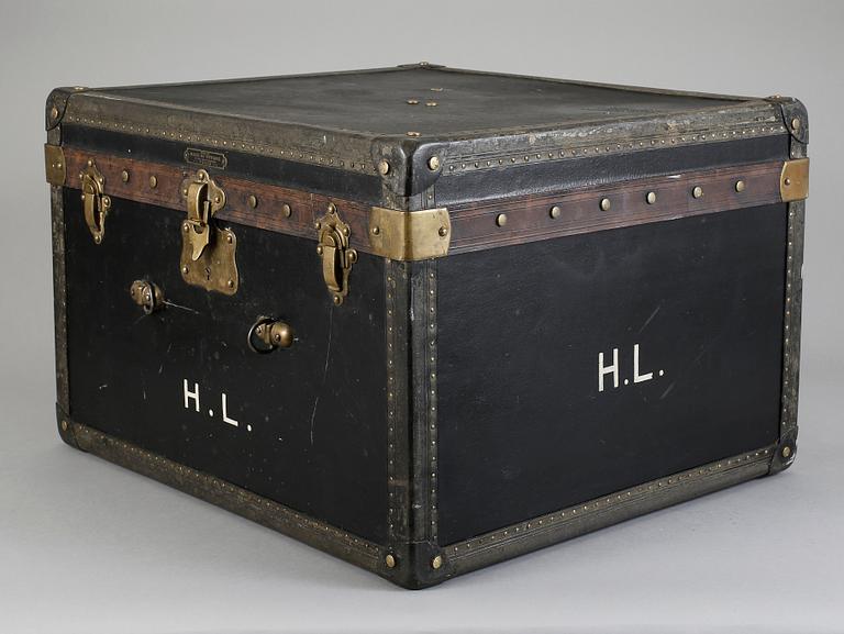 KOFFERT, "Hall du Voyage", trä, Paris, Frankrike.