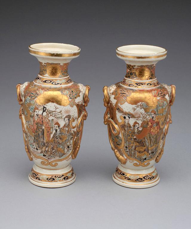 VASER, ett par, porslin, Satsuma, troligen Meiji, Japan tidigt 1900-tal.
