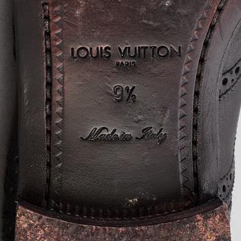 LOUIS VUITTON, a pair of black leather brogues, size 9½.