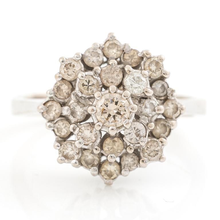 18K white gold ring with brilliant-cut diamonds.