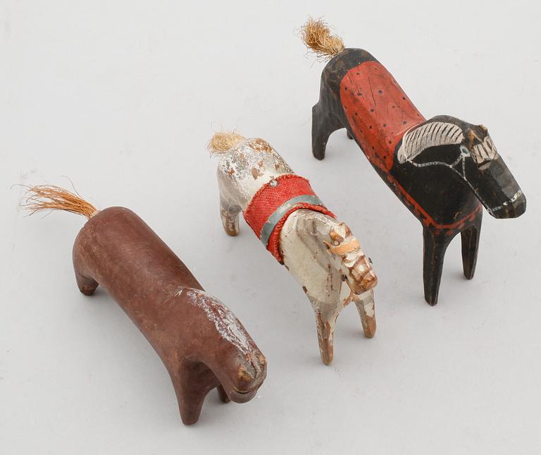 HÄSTAR, 3 st, skuret trä, allmoge, 1800-/1900-tal.