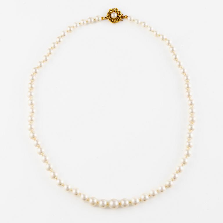 Pearl necklace, graduated cultured pearls with clasp in 18K gold.