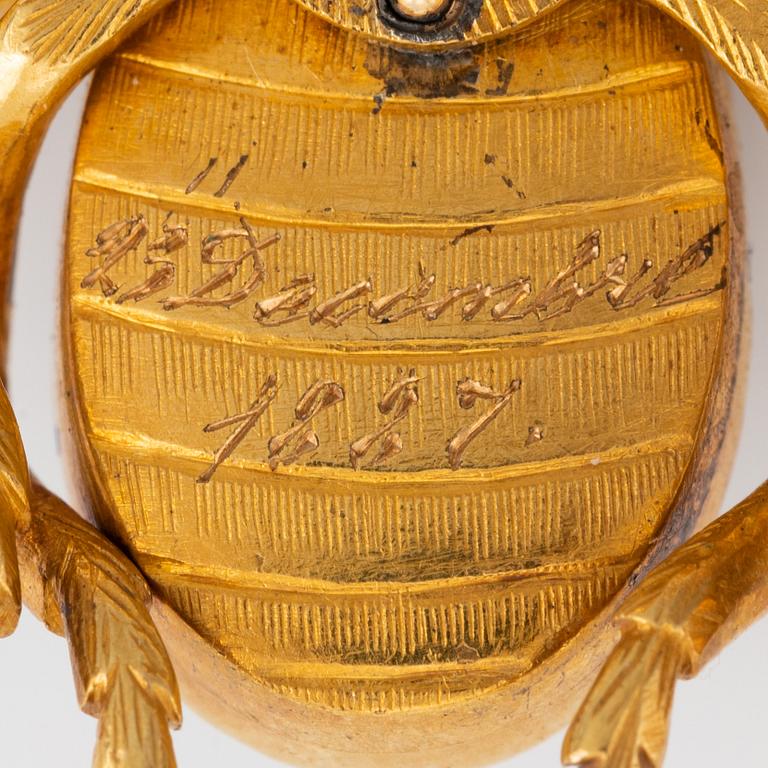 Brosch, insekt 18K guld med cabochonslipad granat (karbunkel) blå safir samt gammal och rosenslipade diamanter, 1800-tal.