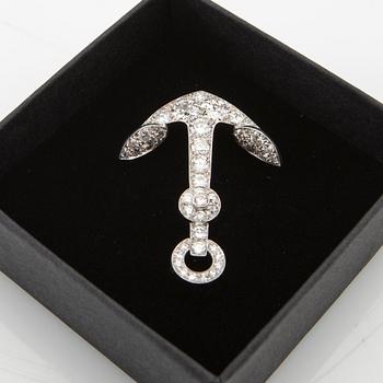 Brooch in the form of an anchor made of 18K white gold with diamonds.