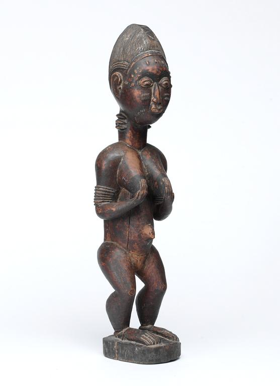 FETISCH. Trä. Baoule-stammen. Côte d'Ivoire (Elfenbenskusten) omkring 1940-1950. Höjd 47,5 cm.
