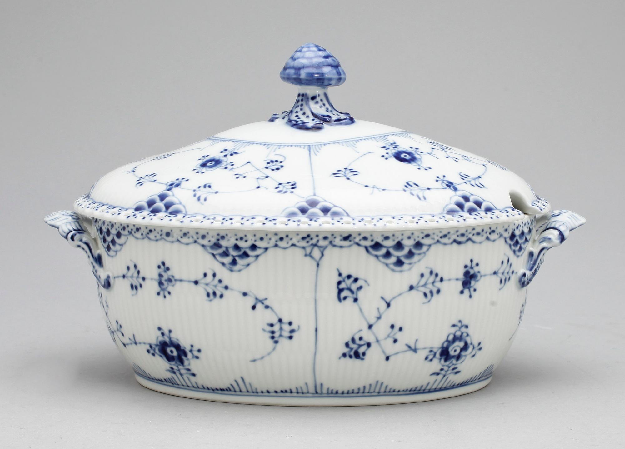 TERRIN MED LOCK, porslin, Musselmalet, Royal Copenhagen, 1900-tal.