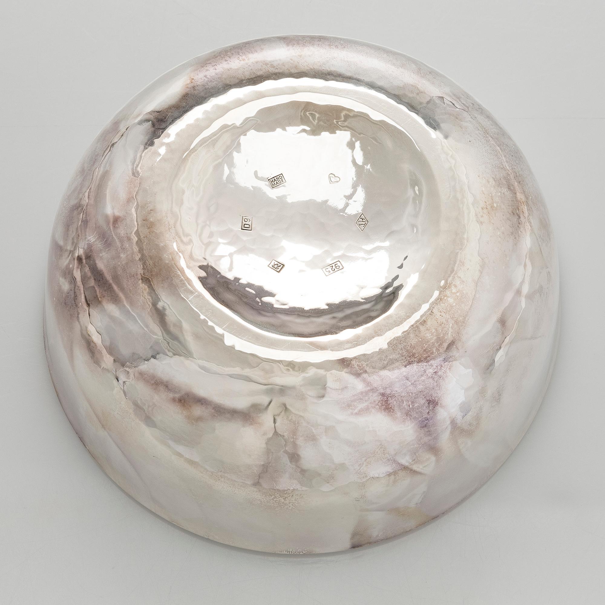 A. Tillander, malja, sterlinghopeaa ja emalia. Turku 2005.