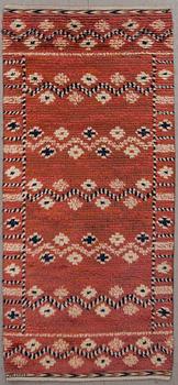MATTA, rya, "Röda slingan", signerad AB MMF (AB Märta Måås-Fjetterström). Ca 211 x 102 cm.