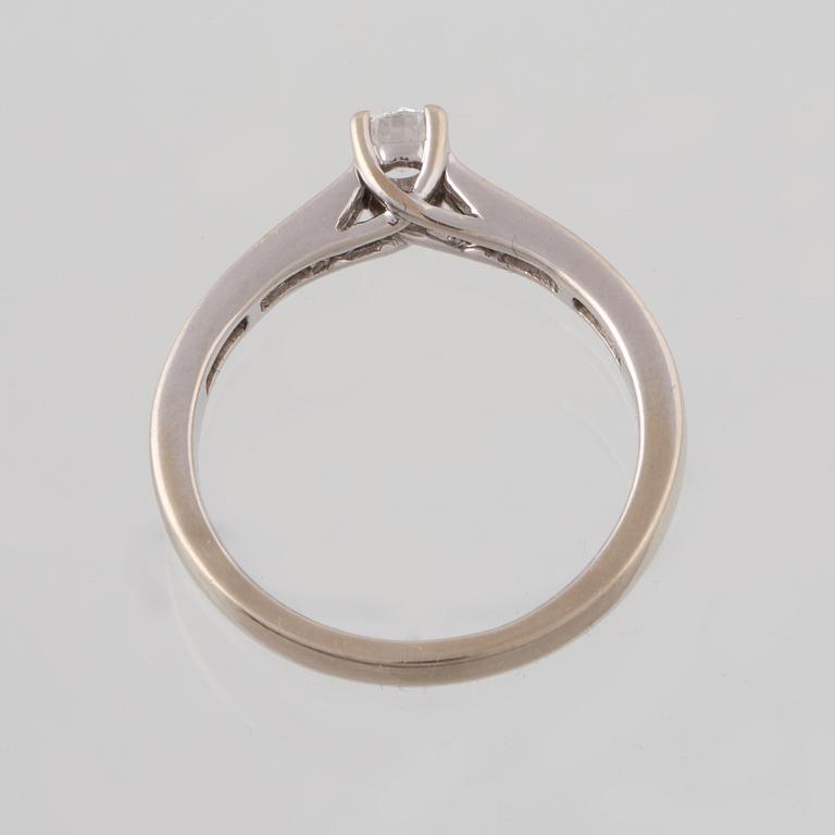 RING, 18K vitguld med 19 briljantslipade diamanter totalt ca 0.40 ct, utländska stämplar. Vikt 3,6 gram.