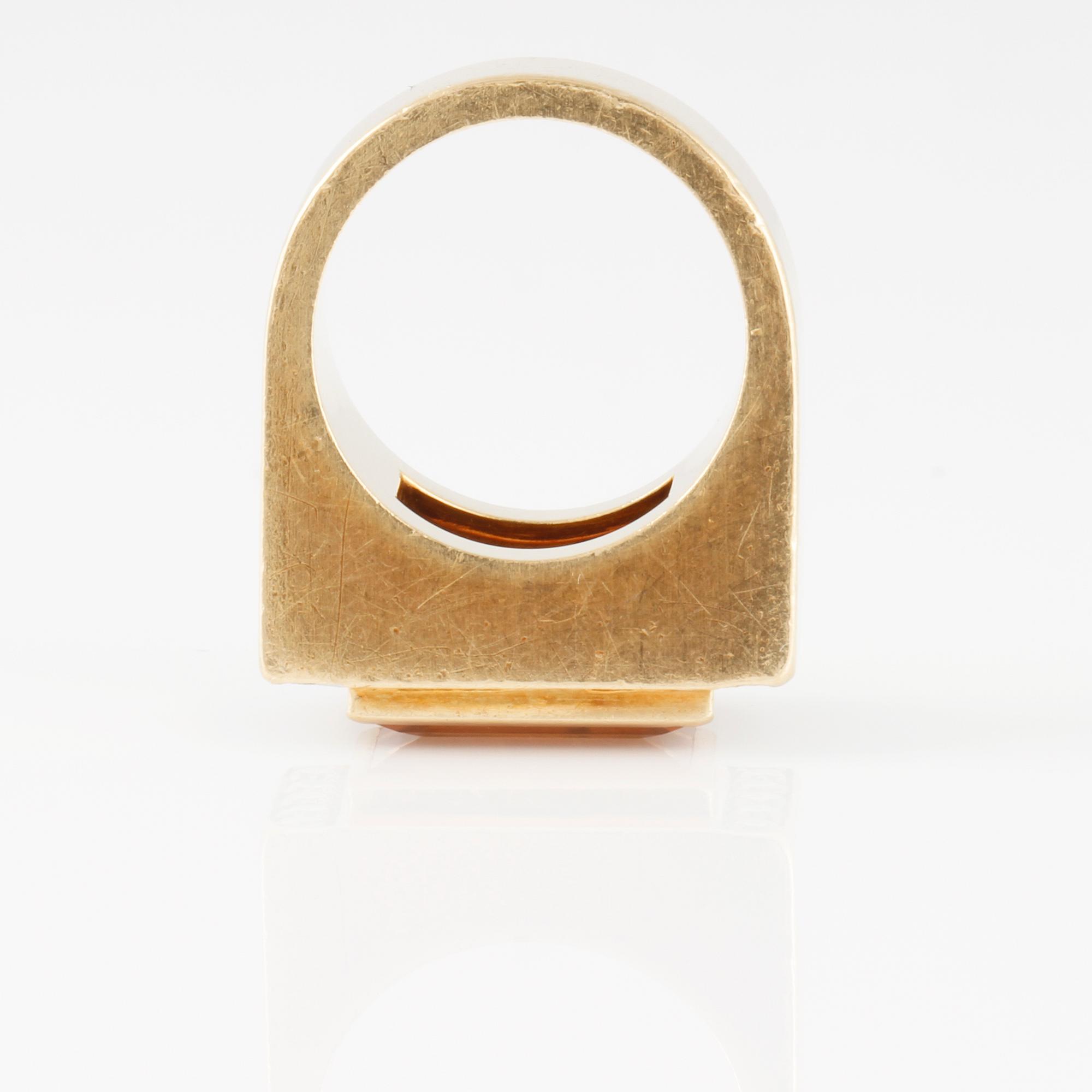 RING, med fasettslipad topas samt 10 briljantslipade diamanter ca 0.30 ct.