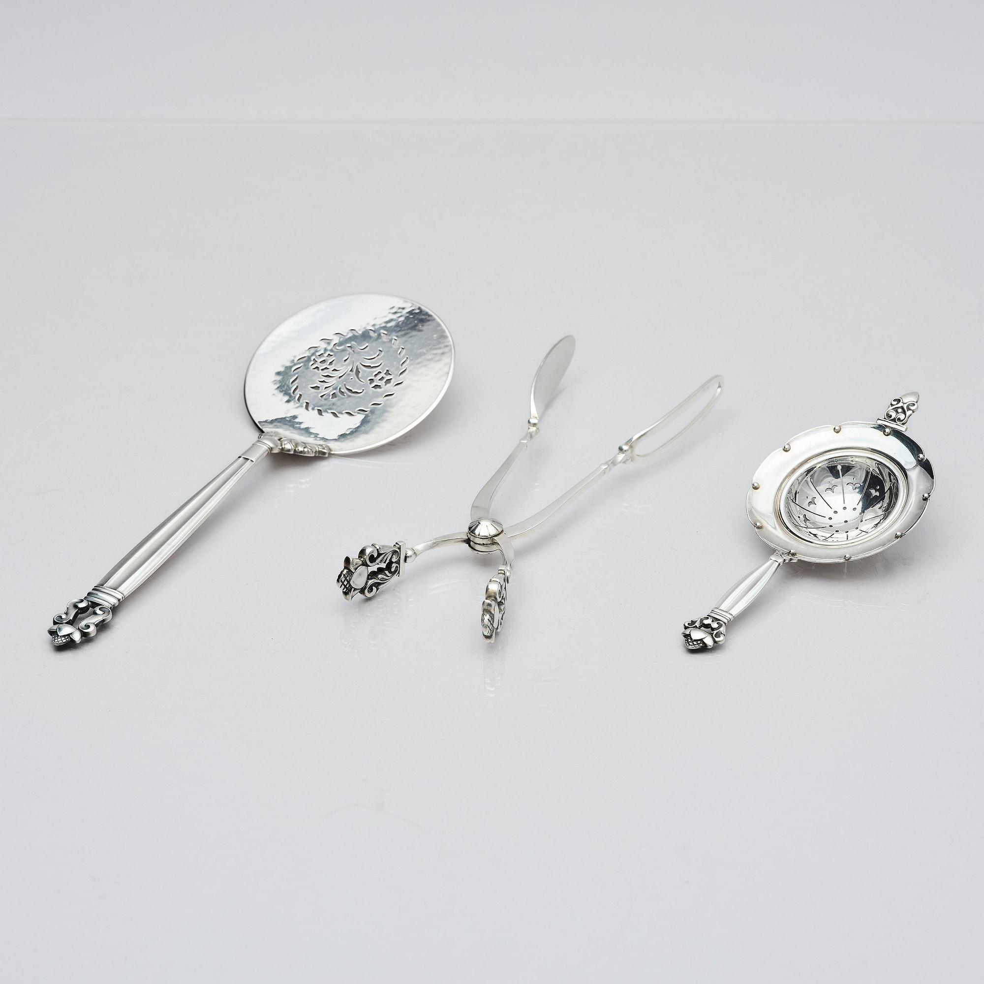 Georg Jensen, a sterling silver serving spade, a sandwich tong and a tea strainer, 3 pcs, Copenhagen after 1945 and one 1925-1932.