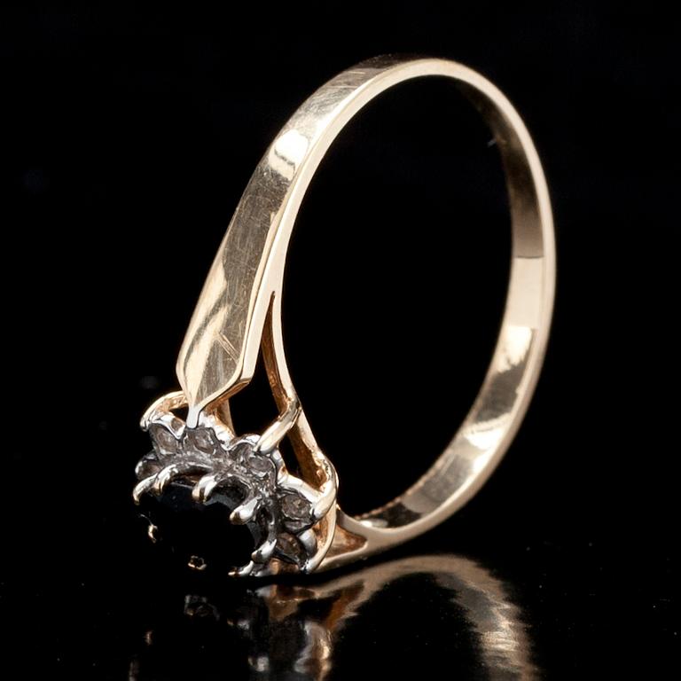 RING, guld 14K, safir ca 0,50 ct, 8/8-slipade diamanter tot. 0,06 ct. Finska stämplar 1999. Vikt 1,7 g.