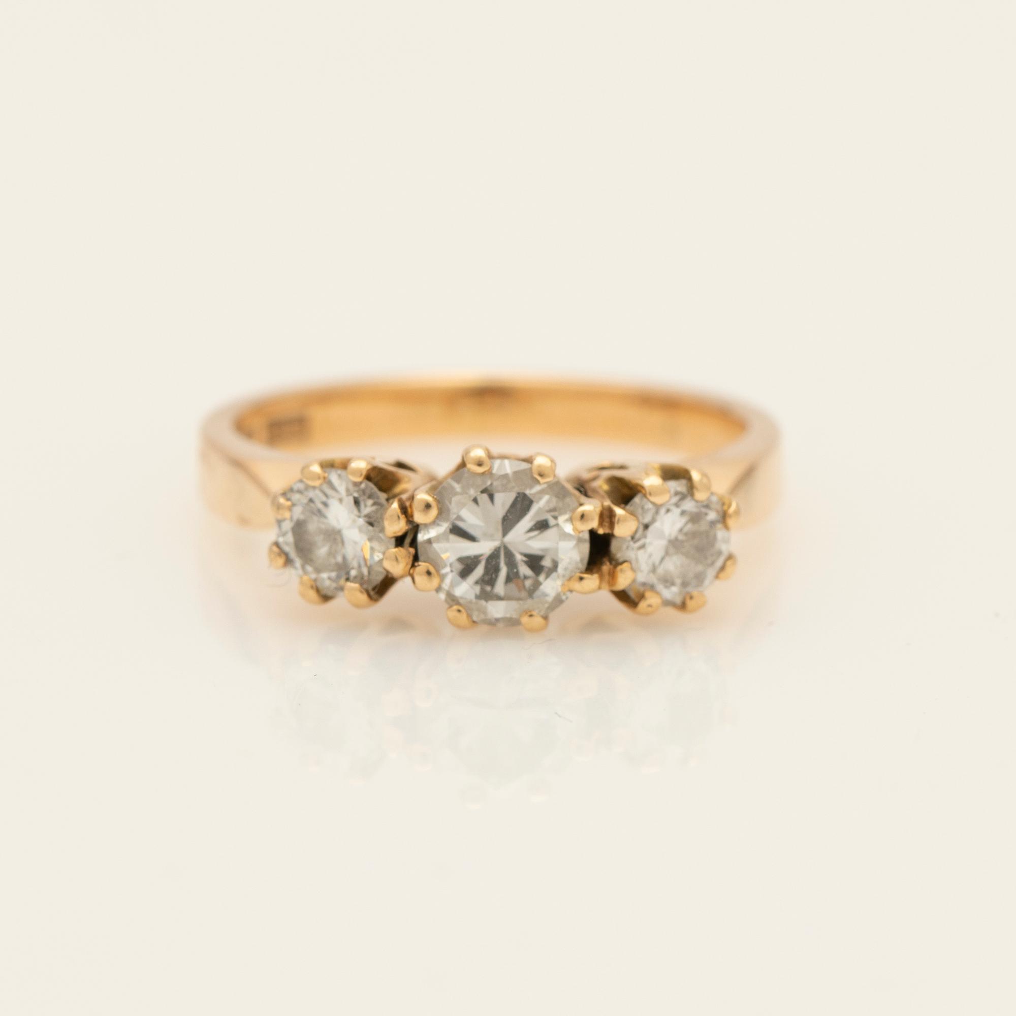 Ring, 18K gold with three brilliant-cut diamonds.