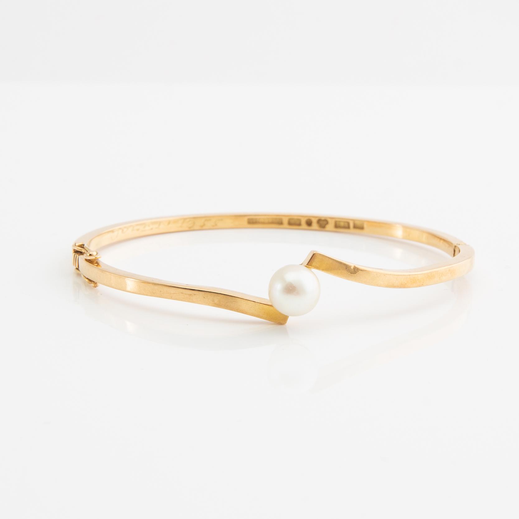 Bracelet and ring, 18k gold with pearls and brilliant-cut diamonds.