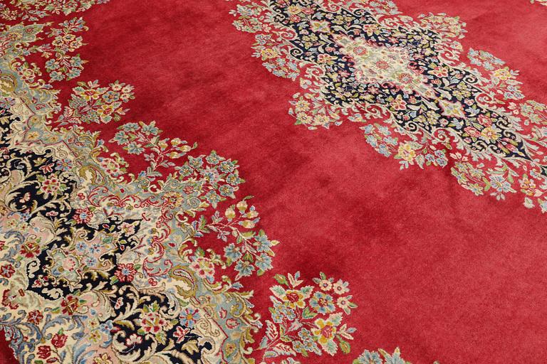 A Kirman Laver carpet, approx. 426 x 300 cm.