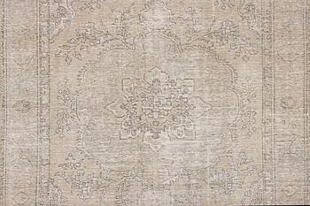 An oriental carpet, vintage design, c. 279 x 191 cm.