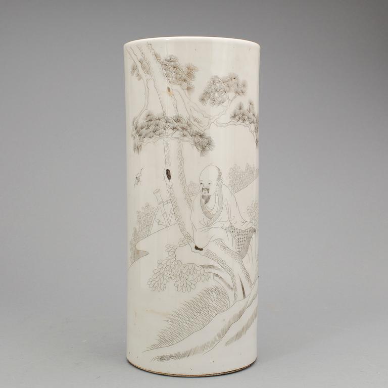 PENSELVAS SAMT BRICKA, porslin, Kina tidigt 1900-tal.