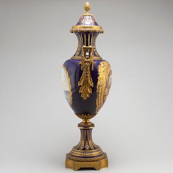 PRAKTURNA, porslin, brons, Sevresliknande märke, 1900-talets första hälft.