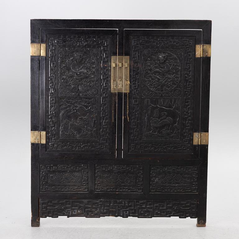 Väggpanel / dörrframstycke, skuret trä och mässing, Kina, Qingdynastin.
