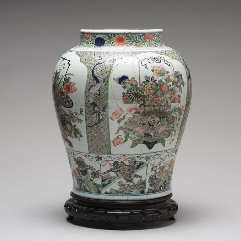 Prakturna, porslin. Qingdynastin, Kangxi (1662-1722).