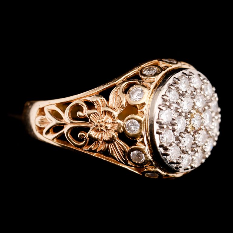 RING, 14 k guld, med briljantslipade diamanter tot ca1,12ct. Vikt ca9g.