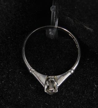 RING, vitguld 18 K med diamant 0,13 ct enl gravyr, 1984.