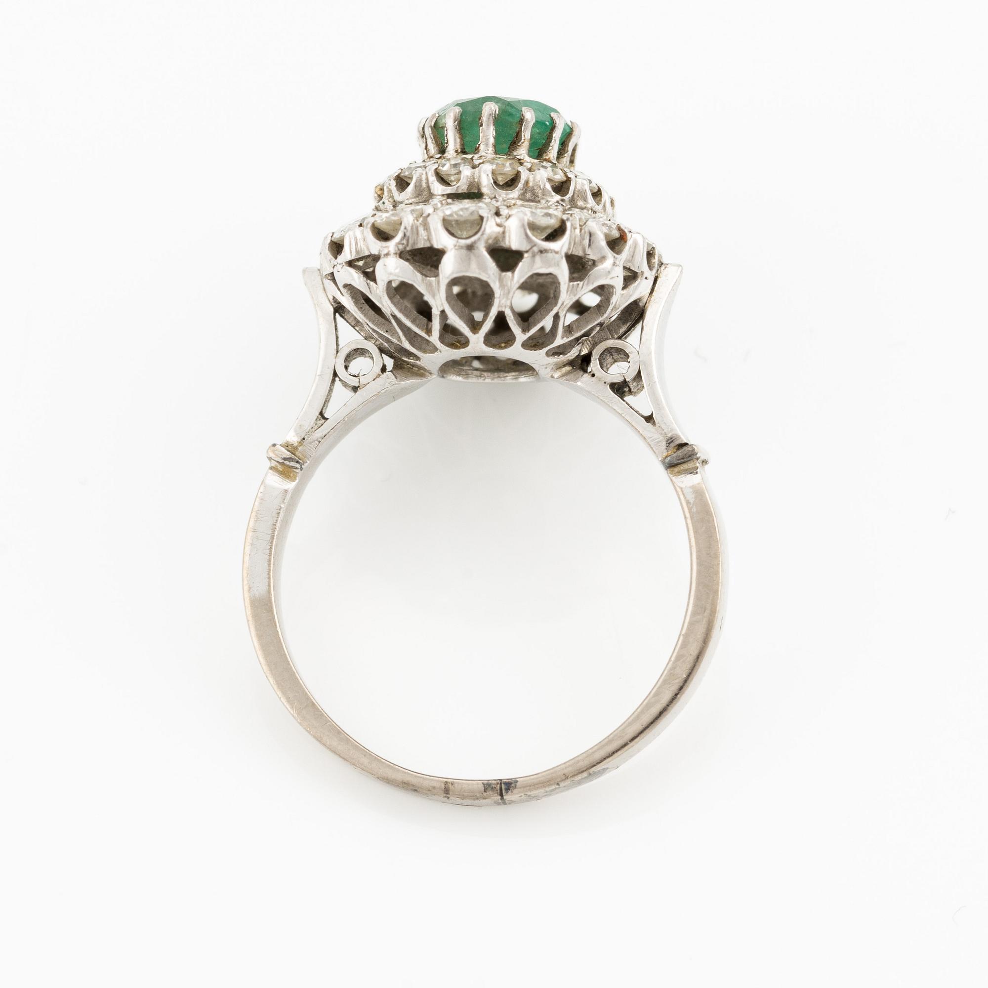 Ring, med smaragd och briljantslipade diamanter.