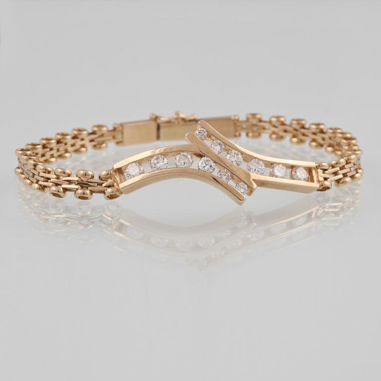 ARMBAND, 18K guld med 10 briljantslipade diamanter ca 2.00 ct. Vikt 11,4 gram.