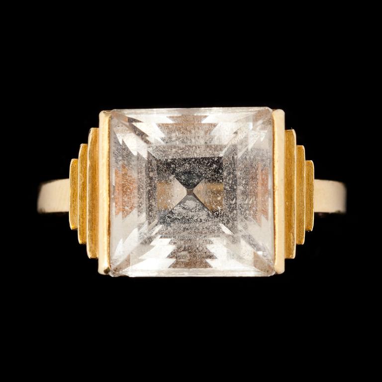 RING, 18k guld med fasettslipad bergkristall. Wiwen Nilsson, Lund 1954. Vikt tot ca 9 g.