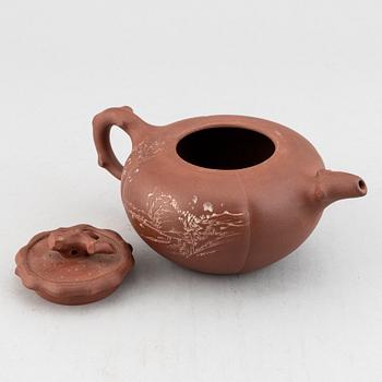 A Chinese yixing teapot with cover, 20th century.