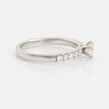 Ring in platinum with round brilliant-cut diamonds, "Story of Love" by Guldfynd.