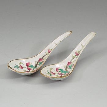 A pair of famille rose peaches spoons, Qing dynasty, Guangxus six character mark and period (1875-1908).