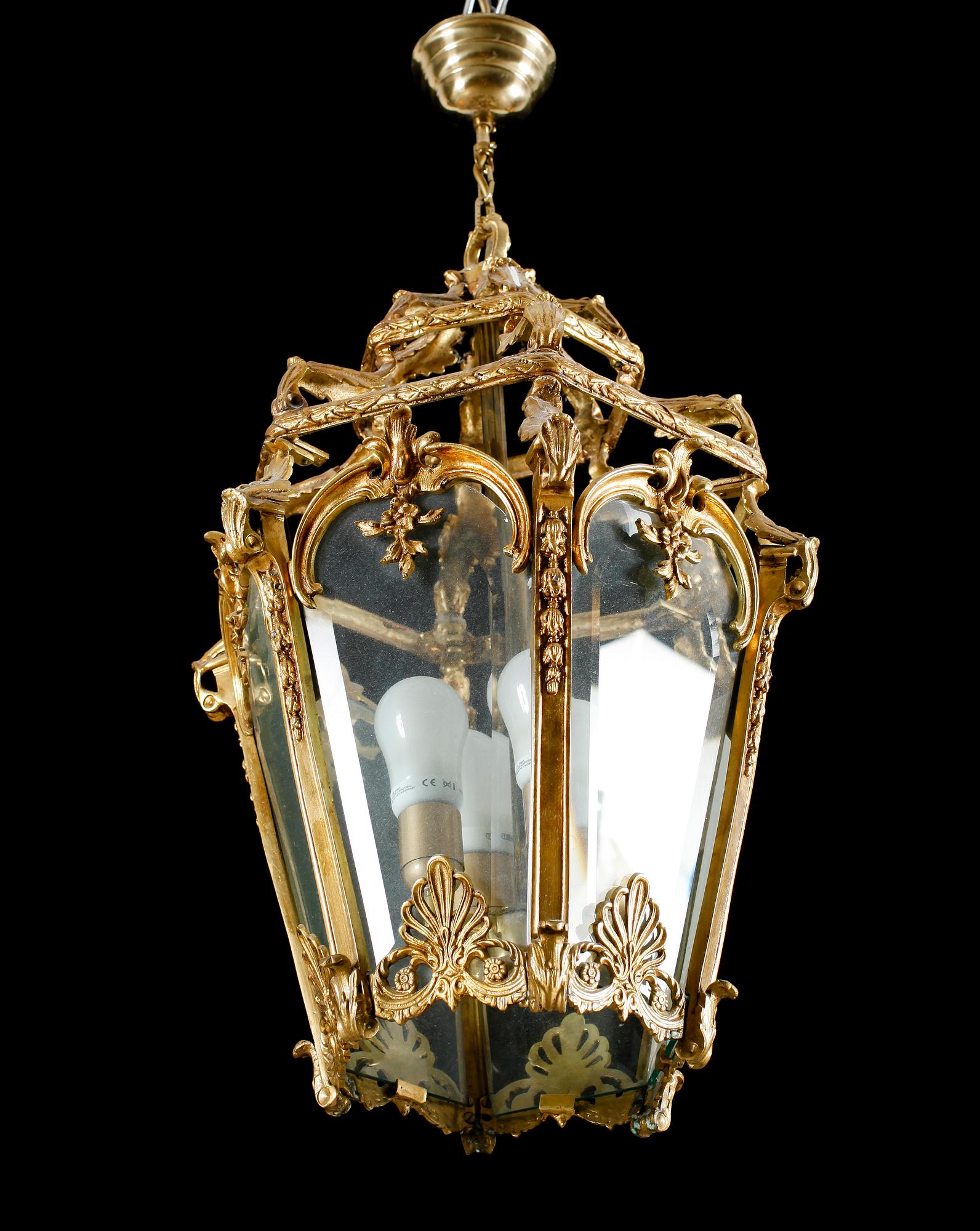 TAKLYKTA, Louis XVI-stil, 1900-talets första hälft. Höjd ca 60 cm.