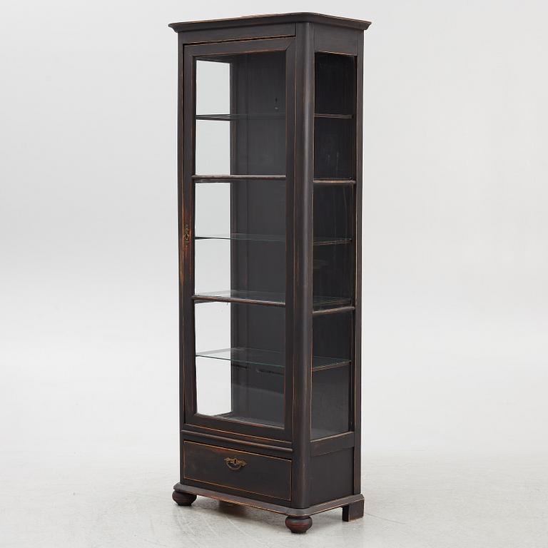 A vitrine cabinet, around 1900.