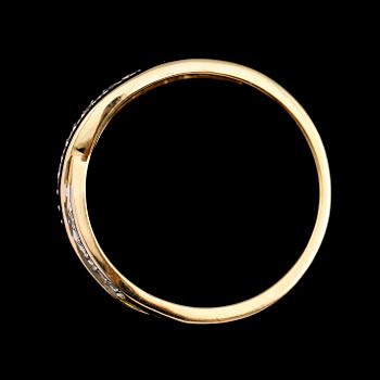 RING, 18 k guld, med små briljantslipade diamanter. Total vikt ca 5 gram.