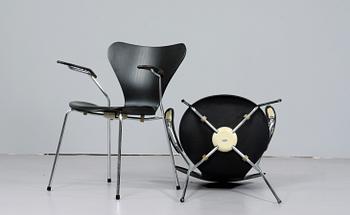 KARMSTOLAR, ett par, "Sjuan", Arne Jacobsen, Fritz Hansen, 1980.