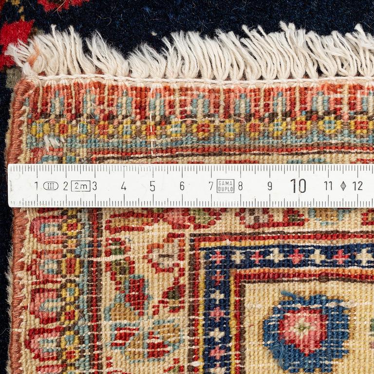 A semi-antique Tabriz carpet, ca 294 x 200 cm.
