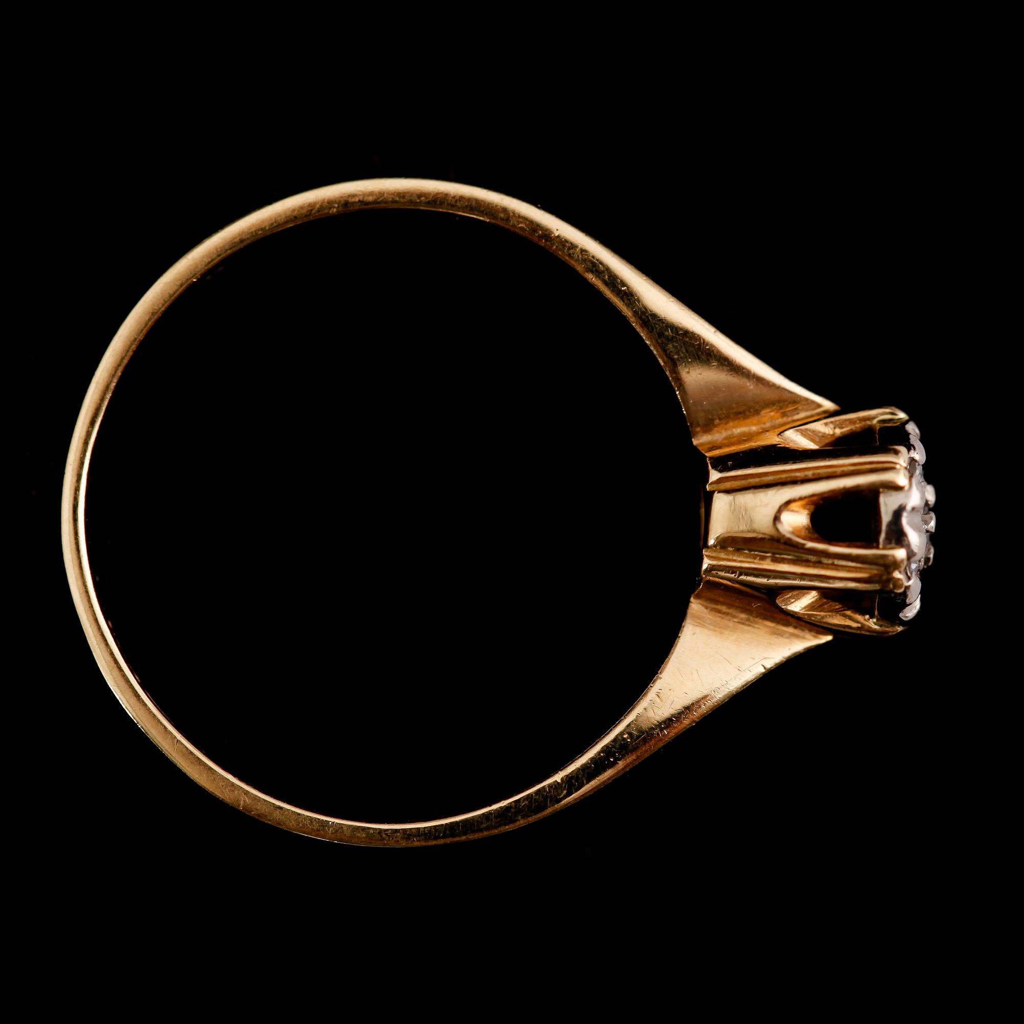RING, 18 k guld, svenska stämplar 1984 med 7 mindre briljantslipade diamanter.