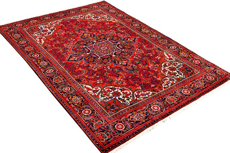 A Heriz carpet, c. 303 x 203 cm.