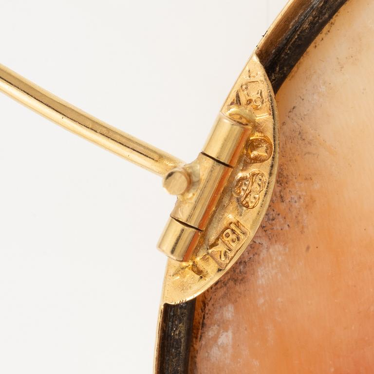 Brooch/pendant 18K gold with a shell cameo.