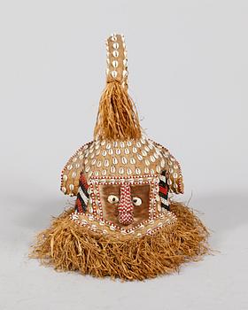 CEREMONIELL MASK samt BASTDUKAR, Afrika, 1900-tal.