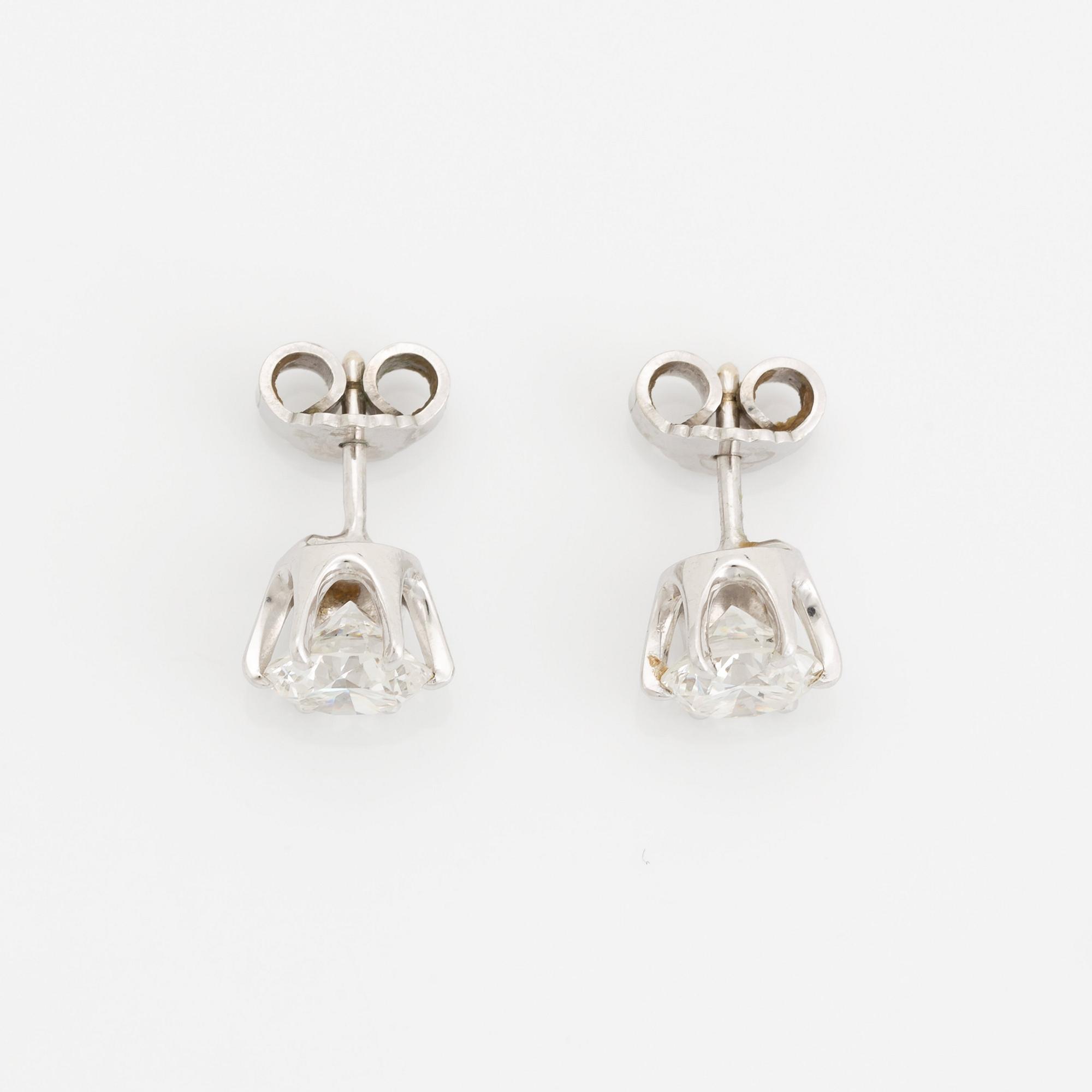 A pair of 18K white gold earrings set with round brilliant-cut diamonds with a total weight of ca 2.00 cts.