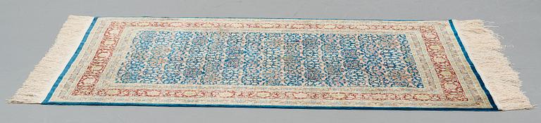 MATTO, old silk Hereke, ca 143,5 x 102,5 cm (+ the ends have 1,5 cm flat weave on each side).