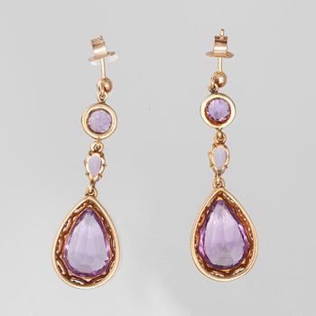 EARRINGS, 18K gold, amethysts c. 9 ct. Length 43 mm. Weight 6,4 g.